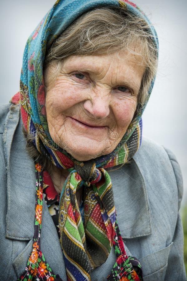 Кастинг старика. Бабушка в платочке. Старая женщина в платке. Бабушка в платке. Бабушка в шарфике.